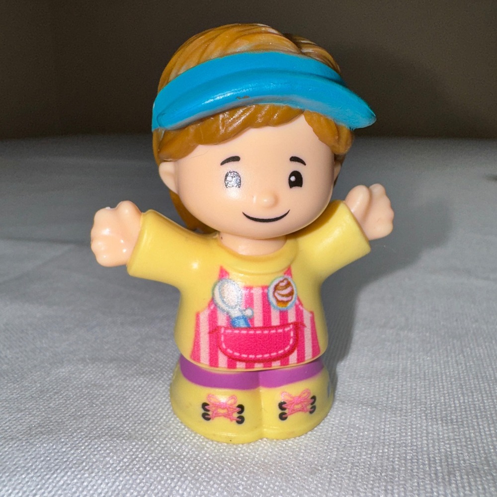 Fisher-Price Little People Girl Baker‎ Figure Yellow Shirt Pink Apron Blue Visor